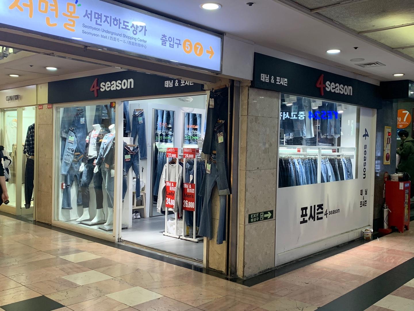 釜山西面地下街的购物店，顾客在挑选时尚单品，购物氛围浓厚。